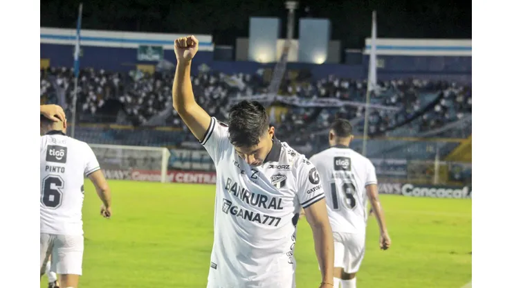 Antonio Chucho López fue ovacionado en Comunicaciones