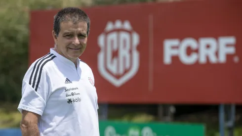 Claudio Vivas podría asumir como DT de Costa Rica.