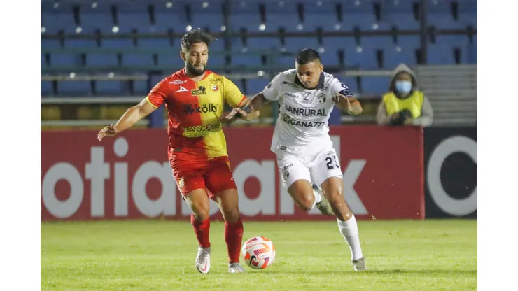 GUATEMALA, GUATEMALA. AUGUST 30th: Jorge Aparicio #25 of Comunicaciones during the group C match between Comunicaciones and Herediano in the Concacaf Central American Cup, held at the Doroteo Guamuch Flores stadium, in Guatemala City, Guatemala. (PHOTO BY NORVIN MENDOZA/STRAFFON IMAGES/MANDATORY CREDIT/EDITORIAL USE/NOT FOR SALE/NOT ARCHIVE)