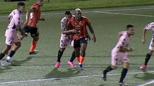 Futbolista de Alianza propina mordida a uno de Águila en el futbol de El Salvador (VIDEO)