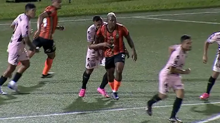 Futbolista de Alianza propina mordida a uno de Águila en el futbol de El Salvador (VIDEO)