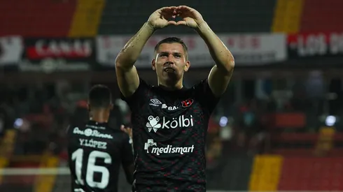 Carlos Mora reveló que tiene ganas de jugar en el exterior.