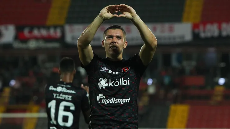 Carlos Mora reveló que tiene ganas de jugar en el exterior.