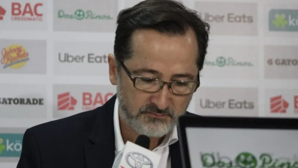 Juan Carlos Rojas expresó su disconformidad en la entrega de premios de la Unafut (Twitter).