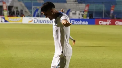 Luis Palma homenajeó a Carlos Pavón en su festejo de gol.