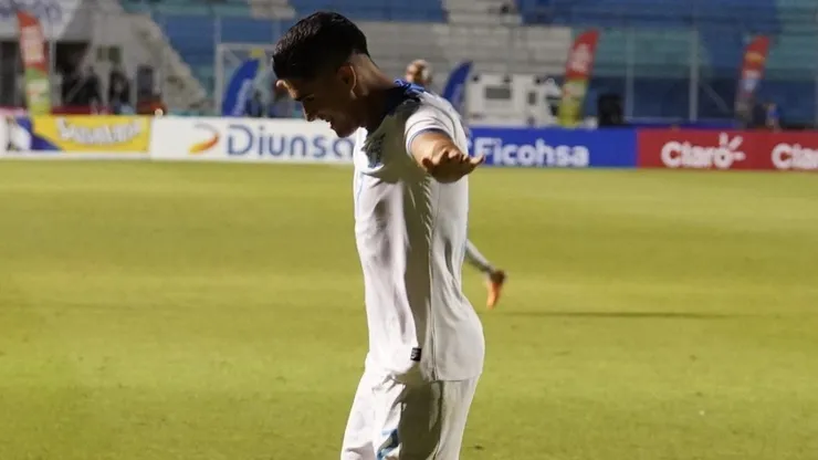 Luis Palma homenajeó a Carlos Pavón en su festejo de gol.