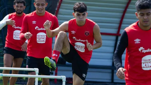 Leo Menjívar recibe una gran noticia en la Liga Deportiva Alajuelense