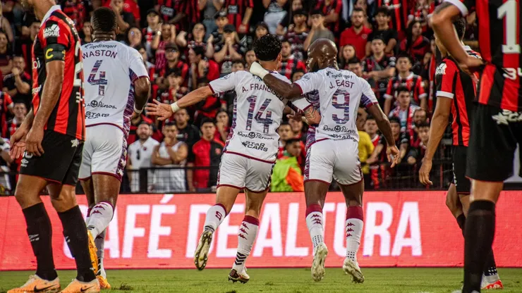 Javon East y Kendall Waston recibieron insultos racistas por parte de los aficionados de Alajuelense.