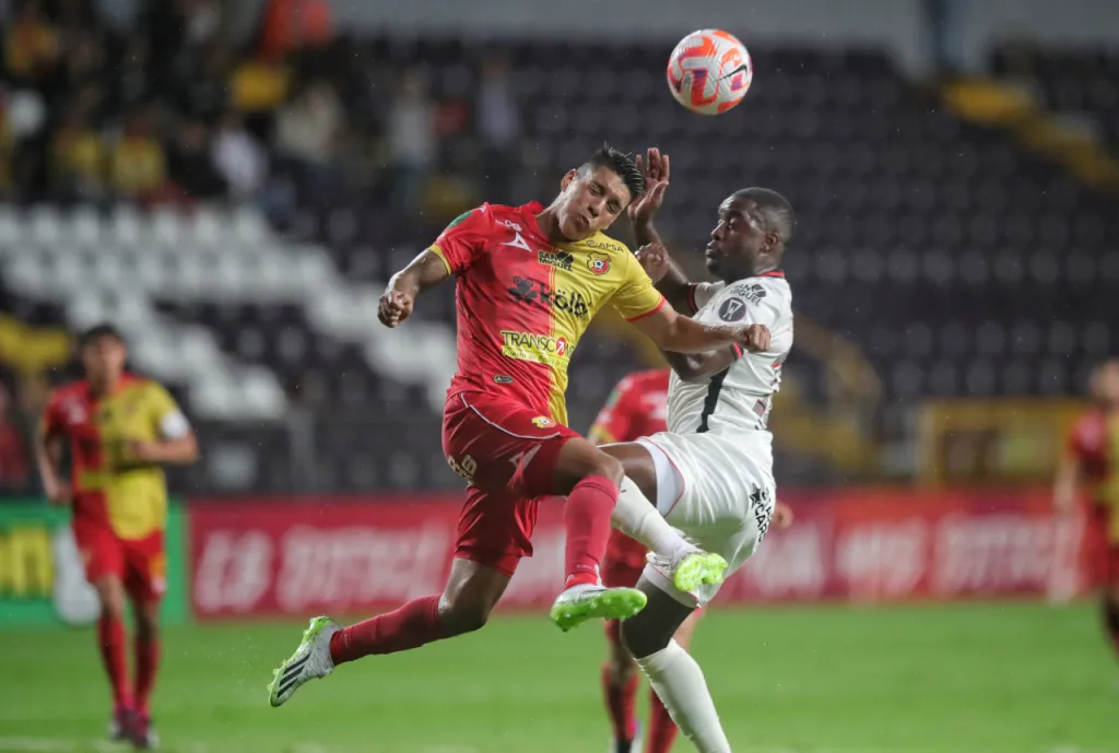 Férrea disputa por la pelota entre Orlando Galo y Joel Campbell en el primer capítulo de la serie. (Foto: John Durán / La Nación)