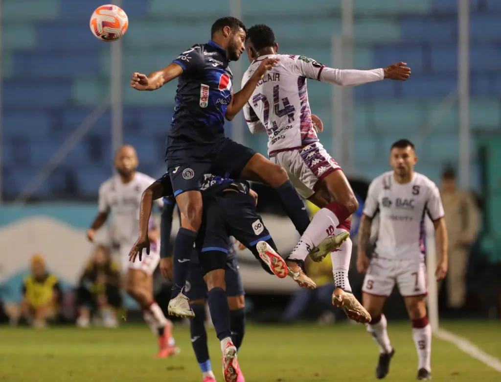 Marcelo Pereira y Orlando Sinclair, disputando un balón aéreo en el intenso repechaje de ida. (Foto: Gustavo Amador / EFE)