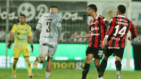 Giancarlo González y Fernán Faerron tuvieron un duro cruce en el final del partido.