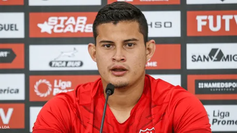 El nicaragüense Juan Luis Pérez denuncia xenofobia en Herediano vs. Alajuelense.