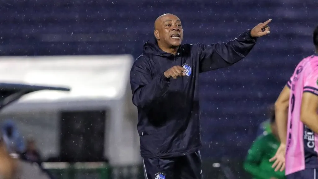 Mauricio Wright dirigiendo a Cartaginés