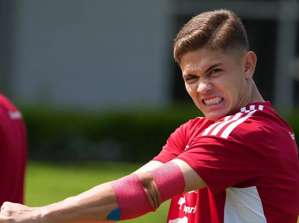 Brandon Aguilera desconcertado ante Colombia