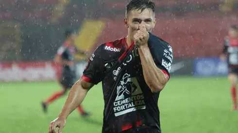 Carlos Mora en busca de la oportunidad para convertirse en legionario