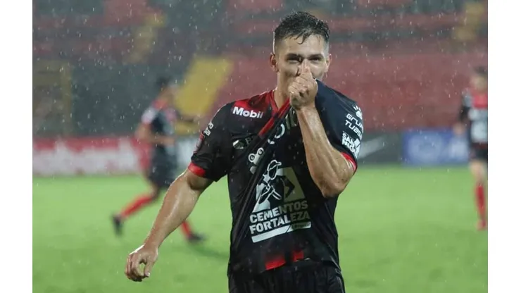 Carlos Mora en busca de la oportunidad para convertirse en legionario