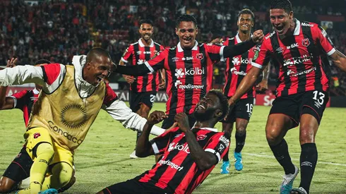 Alajuelense goleó a Cartaginés y es el último equipo clasificado a las semifinales de la Copa Centroamericana