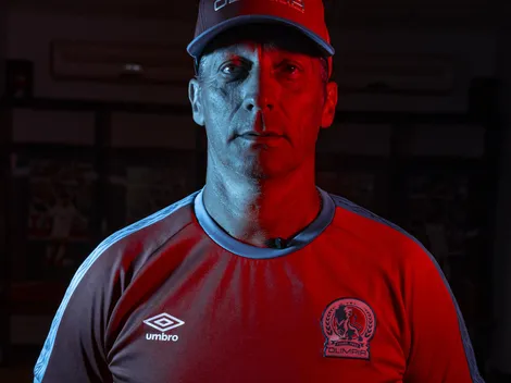 Pedro Troglio ante un imperial registro con Olimpia