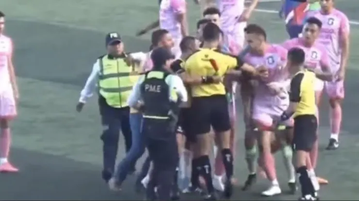 Jugador de la Liga de Guatemala recibe fuerte sanción por agredir a un árbitro (Guatefutbol.com)