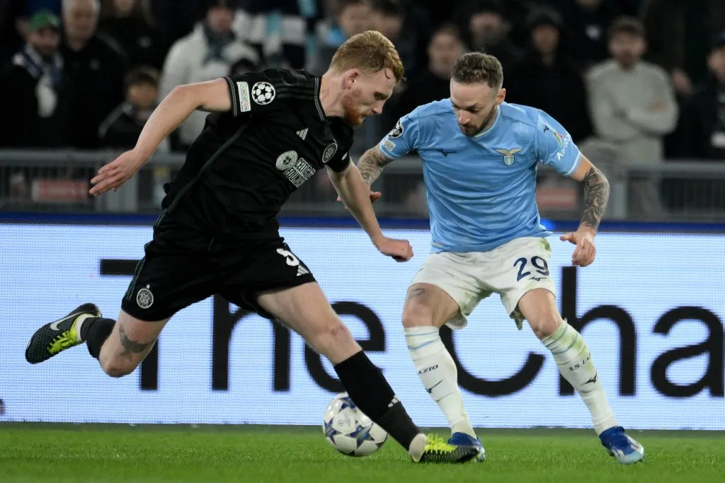 Manuel Lazzari y Liam Scales compiten por el balón (Foto: Getty)