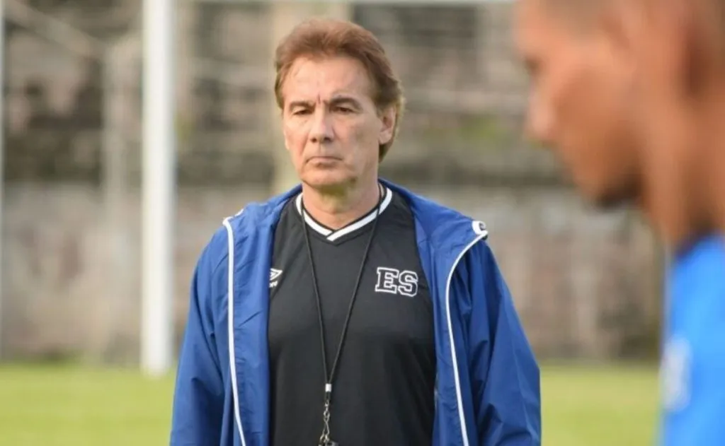 Carlos de los Cobos durante su segundo ciclo en la Selección de El Salvador (Foto: Fesfut)
