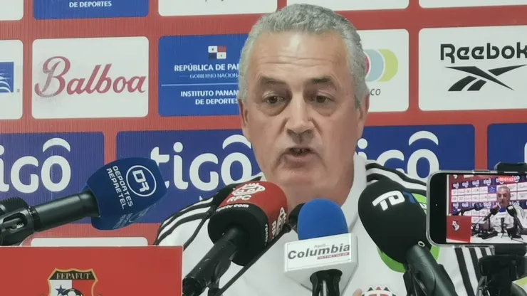 Alfaro en conferencia con la selección costarricense