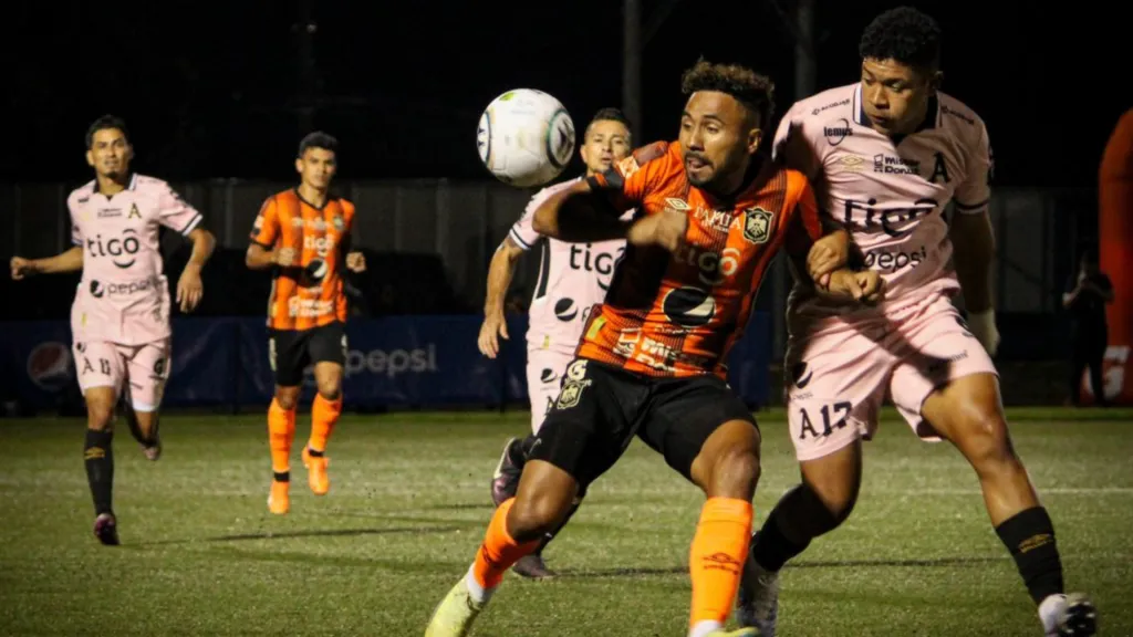 Santos Ortiz y Alexis Renderos, batallando por la esférica en el último clásico. (Foto: CD Águila)