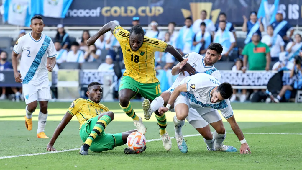 Nicolás Samayoa y José Pinto intentando frenar a Michail Antonio, un auténtico portento físico. (Foto: Getty)