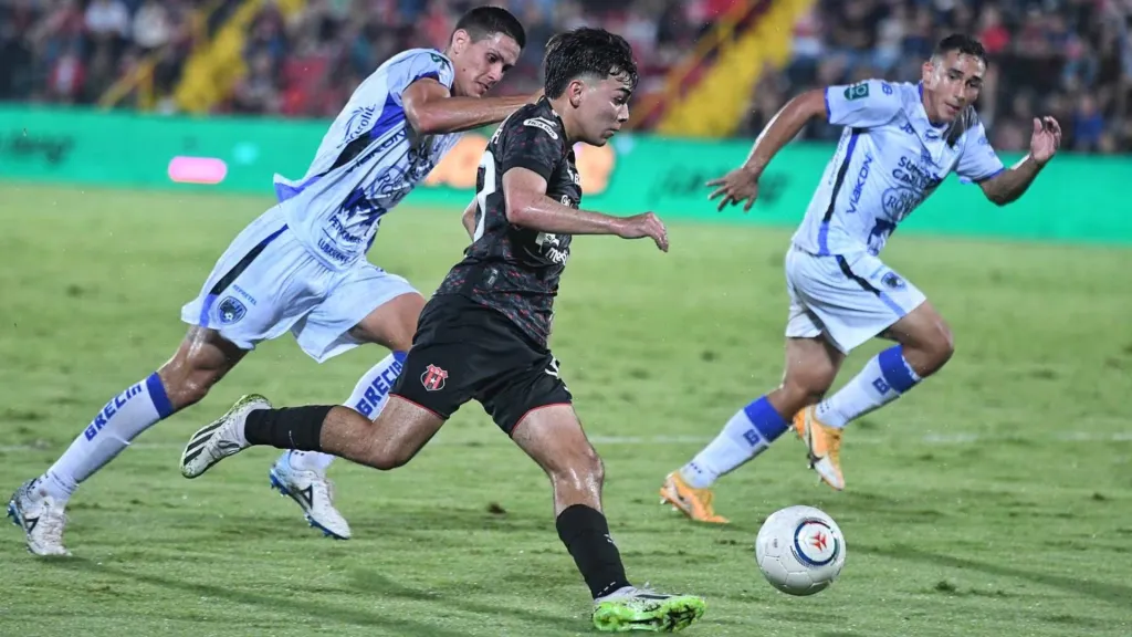 Menjívar tuvo poco lugar en su club