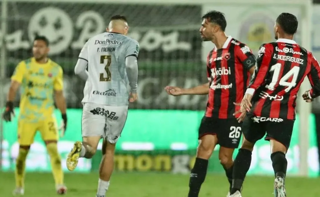 Giancarlo González le lanzó un beso a Fernán Faerrón.