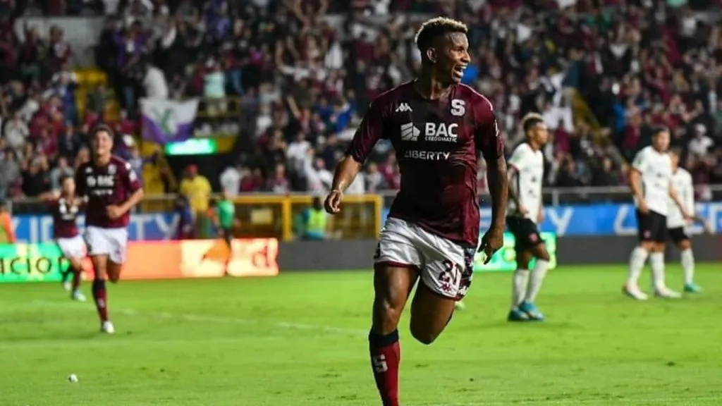 Fidel Escobar marcó en el Clásico Nacional (Saprissa)