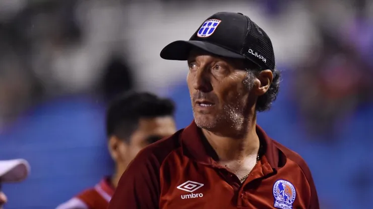 Pedro Troglio dirigiendo a Olimpia