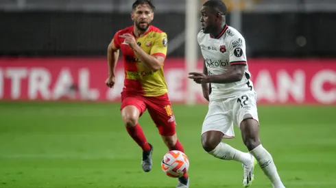 SAN JUAN DE TIBAS, COSTA RICA. OCTOBER 25th: Joel Cambell #12 of Alajelense and Elías Aguilar #10 of Herediano during the Semifinal in match between Herediano vs Alajuelense in the Concacaf Central American Cup held at the Ricardo Saprissa Stadium, San Juan de Tibas, Costa Rica. (PHOTO BY JHON DURAN/STRAFFON IMAGES/MANDATORY CREDIT/EDITORIAL USE/NOT FOR SALE/NOT ARCHIVE)