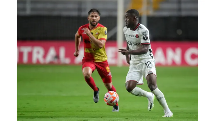 SAN JUAN DE TIBAS, COSTA RICA. OCTOBER 25th: Joel Cambell #12 of Alajelense and Elías Aguilar #10 of Herediano during the Semifinal in match between Herediano vs Alajuelense in the Concacaf Central American Cup held at the Ricardo Saprissa Stadium, San Juan de Tibas, Costa Rica. (PHOTO BY JHON DURAN/STRAFFON IMAGES/MANDATORY CREDIT/EDITORIAL USE/NOT FOR SALE/NOT ARCHIVE)