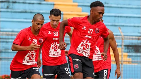 Byan Feliz en entrenamiento con Alajuelense