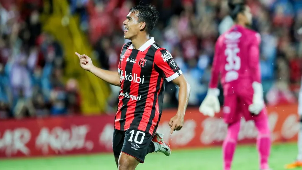 Aaron Suárez es la gran promesa que tiene Alajuelense.