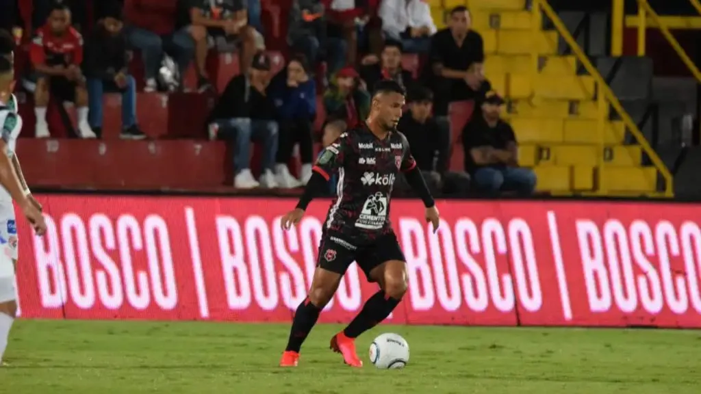Alex López no continuaría en Alajuelense.
