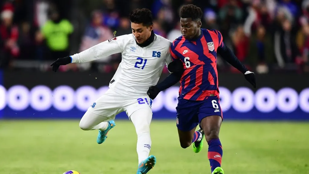 Bryan Tamacas lucha con Yunus Musah por el balón, en un duelo de 2022 ante Estados Unidos (Foto: Getty)