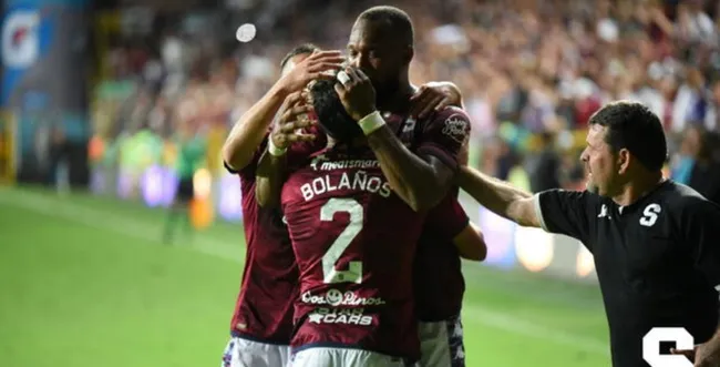 Jugadores de Saprissa celebran – Saprissa