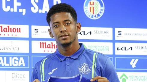 Choco Lozano posa con la camiseta de Getafe