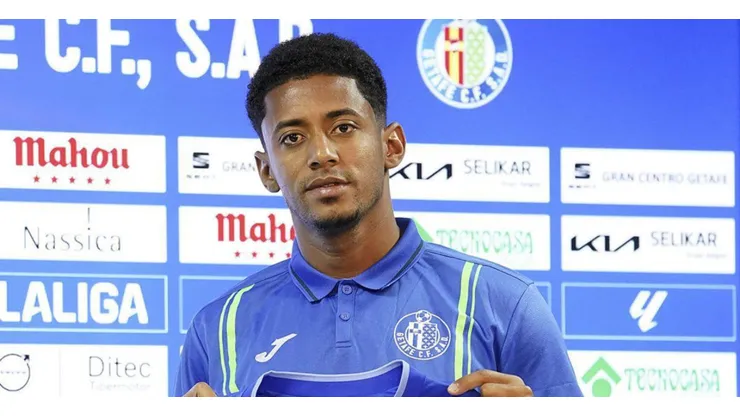 Choco Lozano posa con la camiseta de Getafe