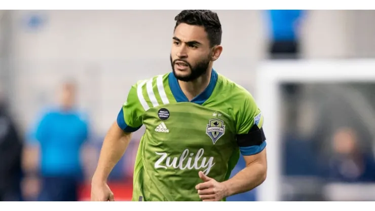 Alex Roldán con la camiseta de los Sounders