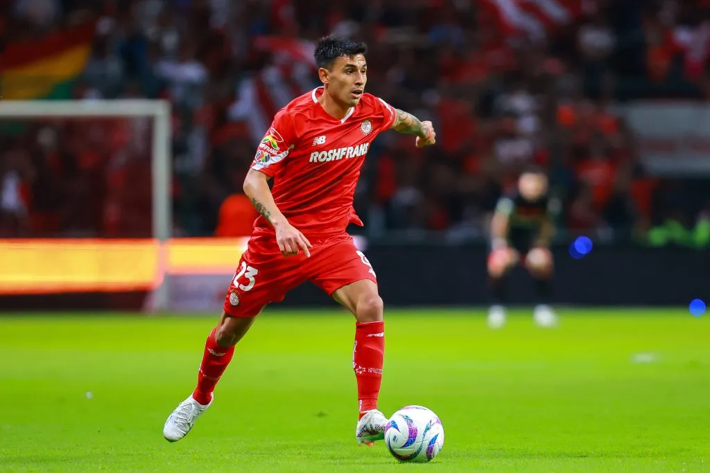 Claudio Baeza of Toluca controls the ball during the 10th round match between Toluca and Chivas. (Photo by Manuel Velasquez/Getty Images)
