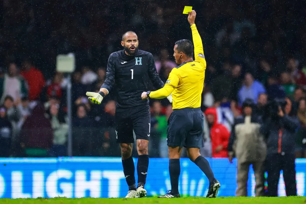 Ivan Barton amonesta a Edrick Menjívar en el polémico Honduras-México por la vuelta de los cuartos de final de la Liga de Naciones de la Concacaf 2023-24 (Foto: Getty)