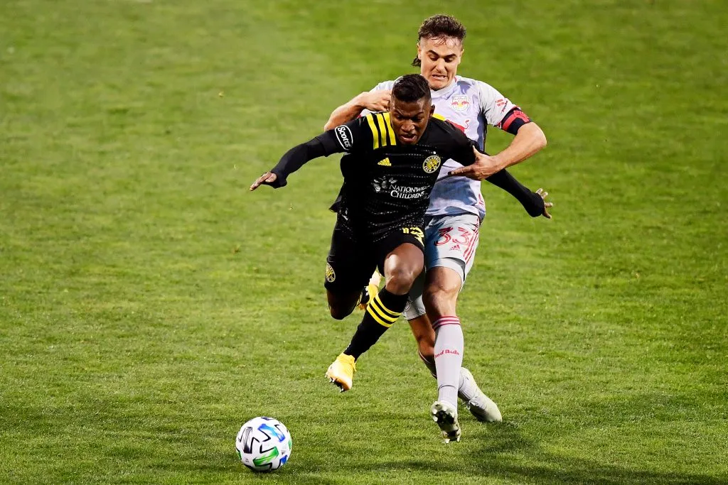 Luis Díaz lucha por la pelota con Aaron Long (Foto: Getty)