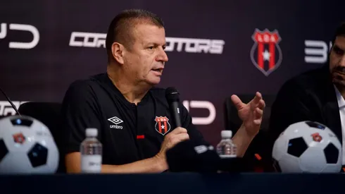 Ricardo Chacón fue denunciado por una estudiante.