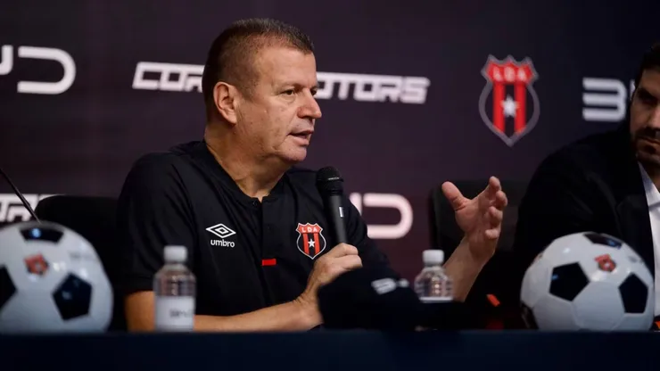 Ricardo Chacón fue denunciado por una estudiante.