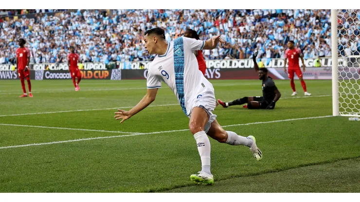 Rubio Rubin de Guatemala celebra su gol