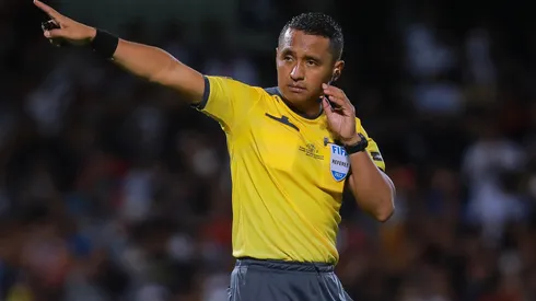 Iván Bartón dirigiendo un partido