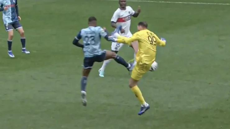 La insólita patada de Donnarumma en la cara de un rival por la que fue expulsado en PSG [VIDEO]